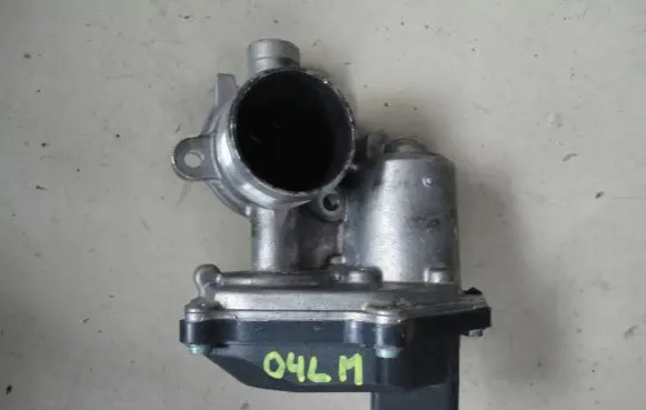 Volkswagen Golf VII Throttle valve 04L131501M