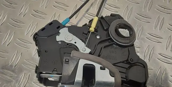 Toyota Verso Front door lock