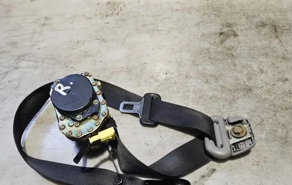 Subaru Impreza II Front seatbelt 0429150