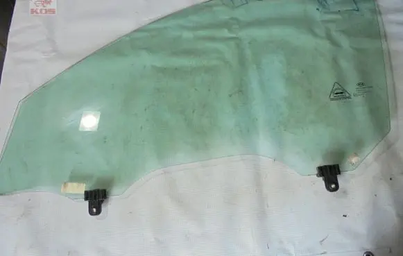 KIA Sportage Front door window glass four-door