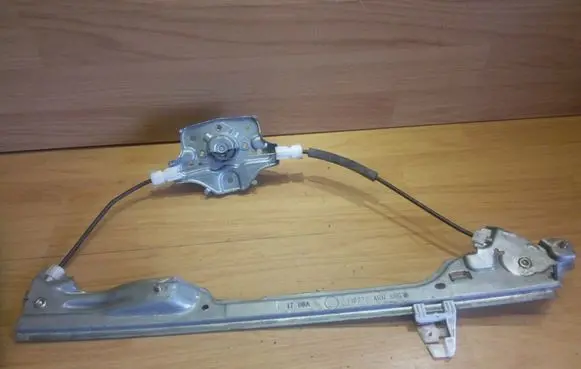 Rear door manual window regulator