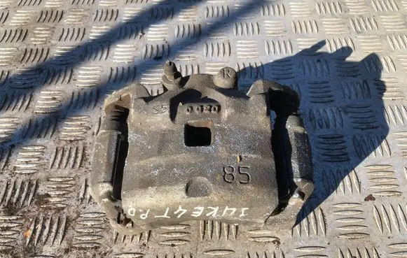 Nissan Juke I F15 Front brake caliper