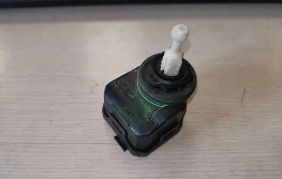Volkswagen PASSAT B5.5 Headlight level adjustment motor 1J0941295C