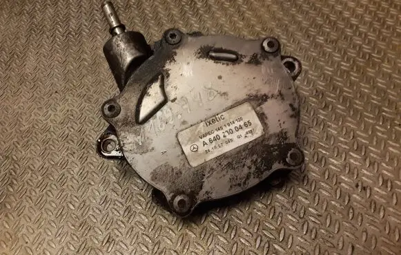 Mercedes-Benz A W169 Vacuum pump 6402300465 A6402300465
