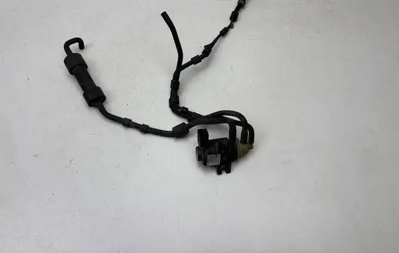 Volkswagen Golf VII Vacuum valve 04L131051F