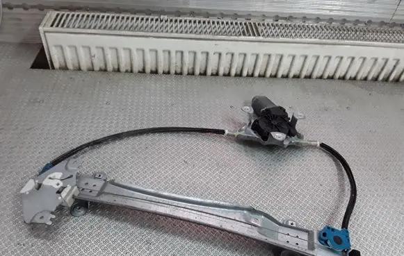 Renault Twingo II Front door window regulator with motor 