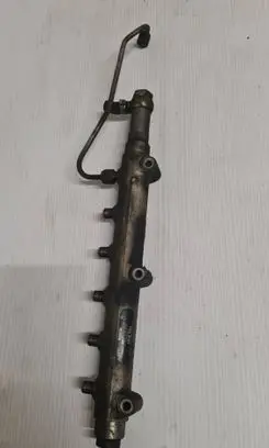 Volvo V70 Fuel distributor 8658252 0445215010