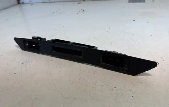 Audi Q7 4M Trunk door license plate light bar 8P4827574