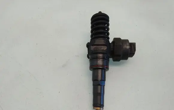 Volkswagen Golf IV Fuel injector 038130073F