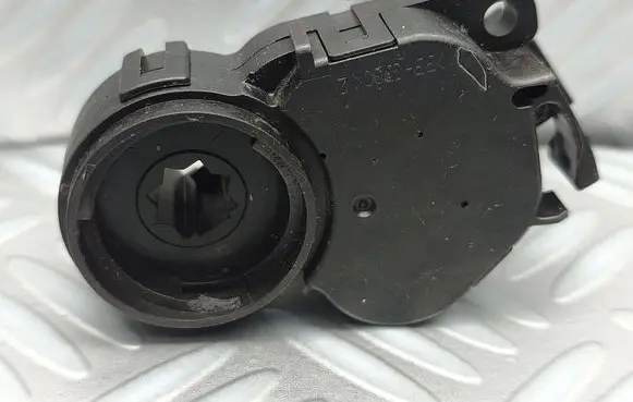 Opel Meriva B Air flap motor/actuator T1013034N 2804131A T1D13034W