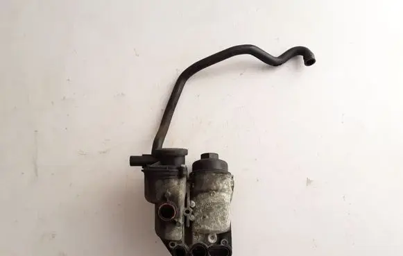 Volvo C70 Oil filter mounting bracket