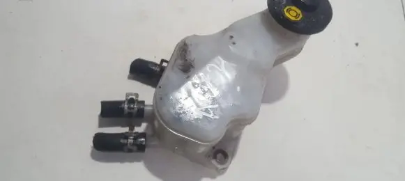 Brake fluid reservoir