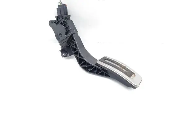 Accelerator throttle pedal