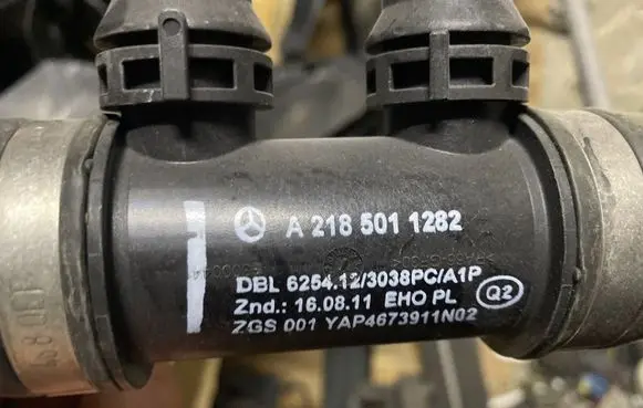 Mercedes-Benz CLS C218 X218 Engine coolant pipe/hose A2185011282