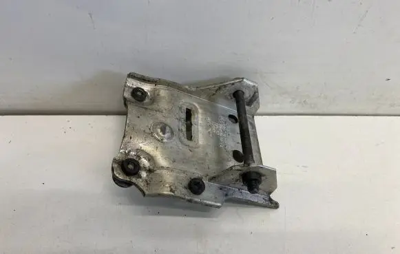 BMW M5 Radiator mount bracket 7186513