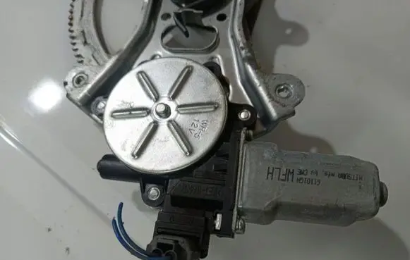 Subaru B9 Tribeca Front door window regulator motor 611010H