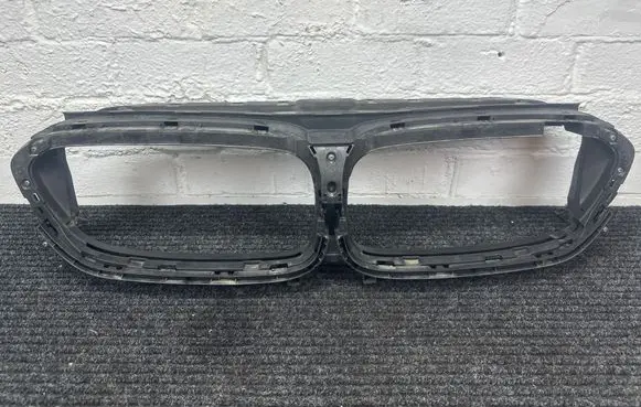 BMW M5 F90 Intercooler air guide/duct channel 8069817 2103080344