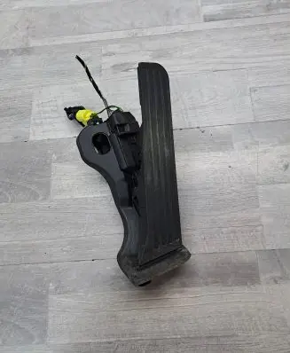 Volkswagen PASSAT B7 Accelerator throttle pedal 1K1723503AJ 6PV01103901 1073711