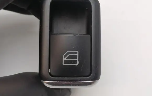 Mercedes-Benz C W204 Electric window control switch A2048707358 03139101