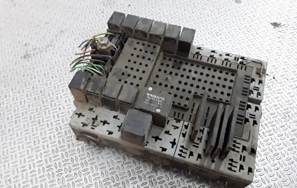 Volvo V70 Fuse module 8645410