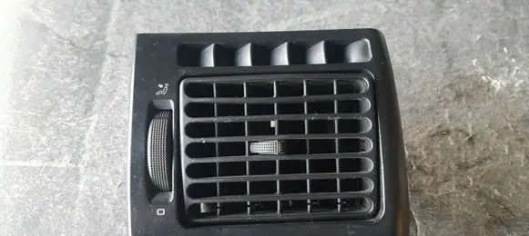 Volkswagen PASSAT B4 Dashboard side air vent grill/cover trim