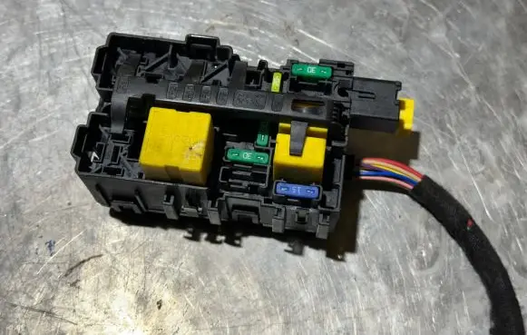 Peugeot 308 Fuse module 9806192580