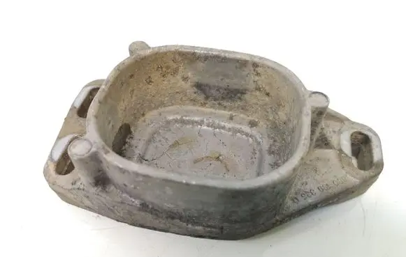 Volkswagen PASSAT B5.5 Engine mounting bracket 8D0199335C