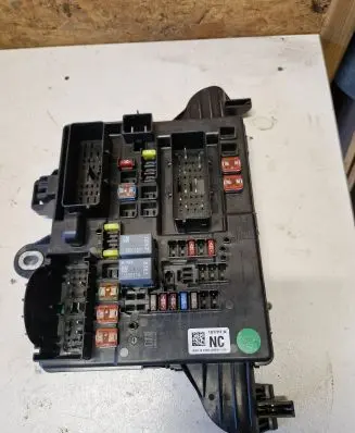 Opel Insignia A Fuse module 13277319