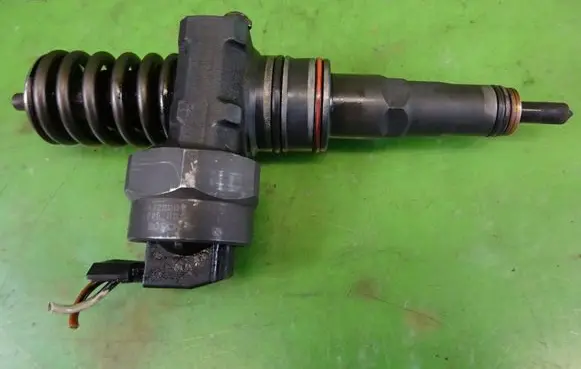Volkswagen PASSAT B5 Fuel injector 038130073F