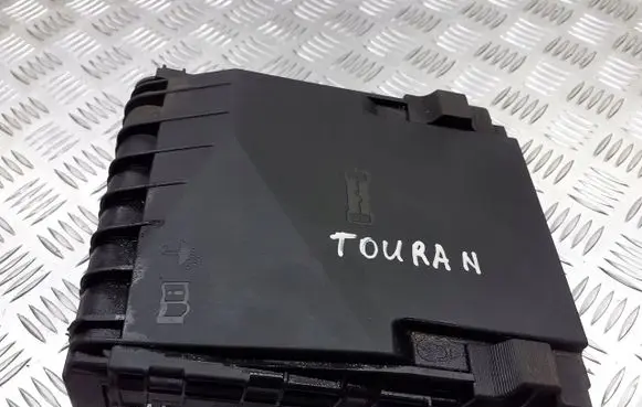 Volkswagen Touran I Fuse box cover 