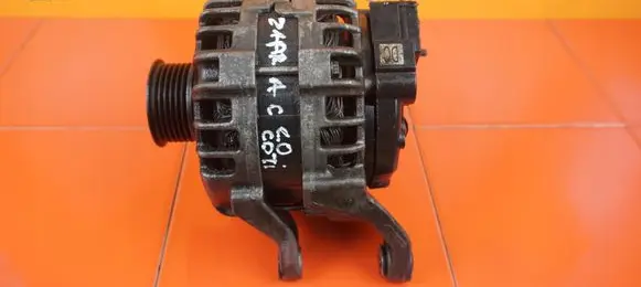 Opel Zafira C Generator/alternator 39007852 B20DTH