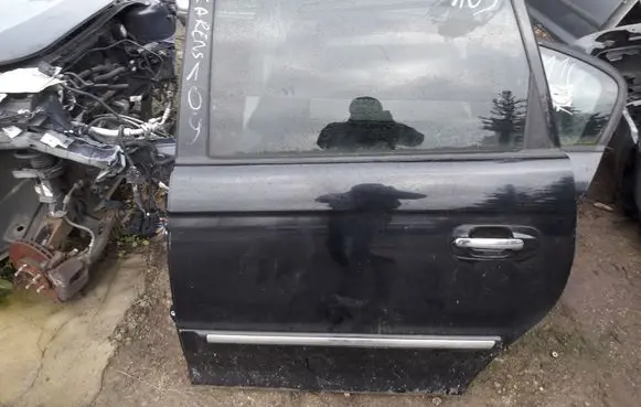 KIA Carens I Rear door