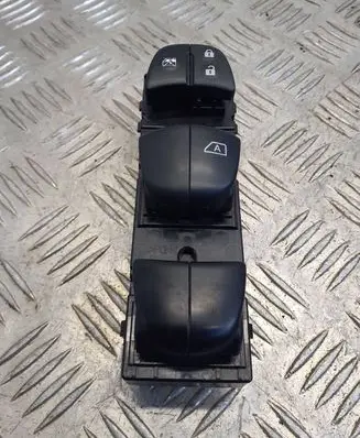 Nissan Qashqai Electric window control switch