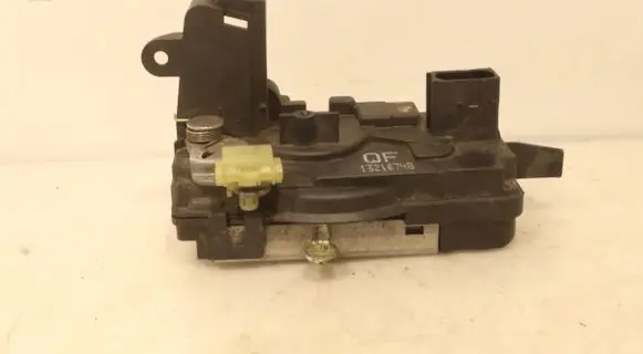 Opel Astra H Rear door lock 13210748