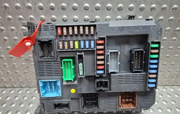 Peugeot 208 I Fuse module S26312536 9678355980