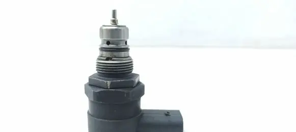 Mercedes-Benz ML W164 Fuel pressure regulator A6110780449 0281002494