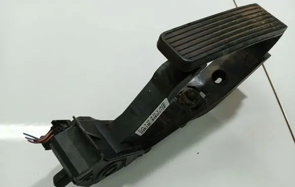 Mercedes-Benz C W203 Accelerator throttle pedal A2033000704