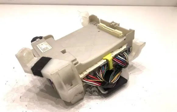 Lexus CT 200H Central body control module 8273076020