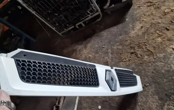 Renault Master II Front bumper upper radiator grill