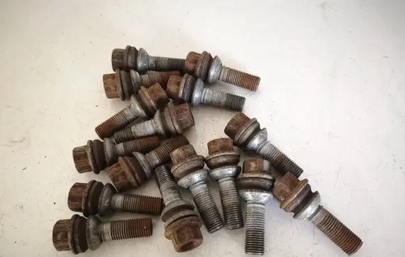 Volkswagen Touareg I Nuts/bolts 
