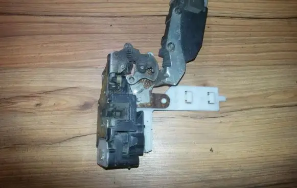 Opel Sintra Front door lock 16624432