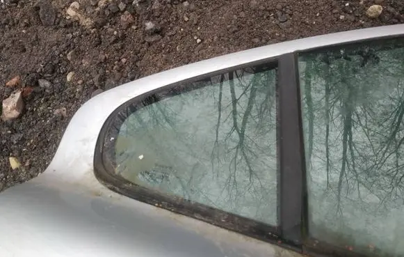 Volvo S60 Rear vent window glass AS2