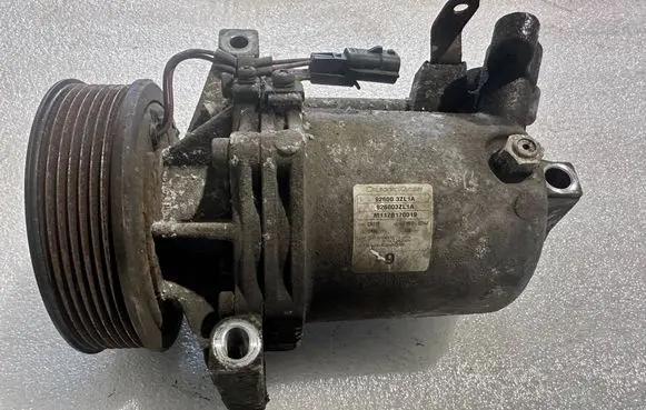 Nissan Juke I F15 Air conditioning (A/C) compressor (pump) 926003ZL1A M117B170019