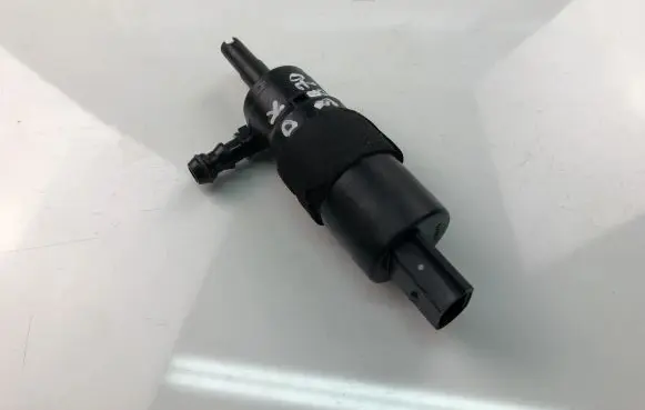 Volkswagen PASSAT B6 Windscreen/windshield washer pump 3B7955681