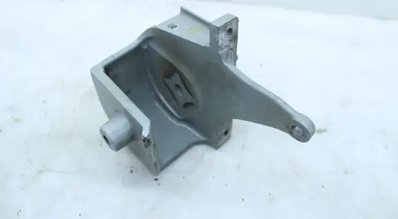 Engine mounting bracket