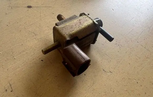 Mitsubishi Carisma Vacuum valve K5T48271