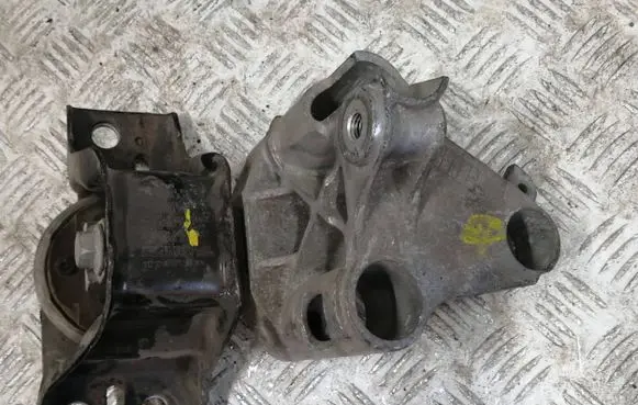 Nissan NV200 Engine mount bracket 11210ax600 8200140431 1210AY600