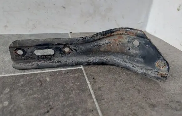 Fender mounting bracket