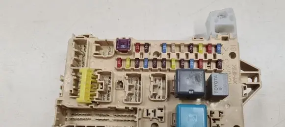 Toyota Corolla Verso AR10 Fuse module 892210F010 9008087019