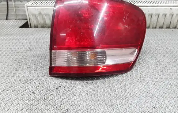 Toyota Avensis Verso Rear/tail lights E137652